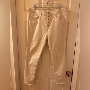 Universal Thread Women’s High Rise Skinny Jeans in White - 16